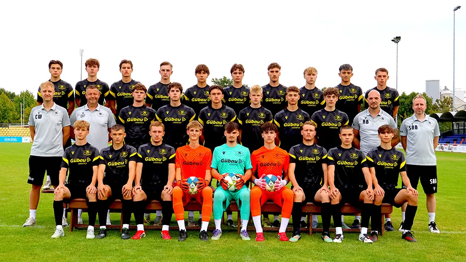 Mannschaft in dunklen Trikots
